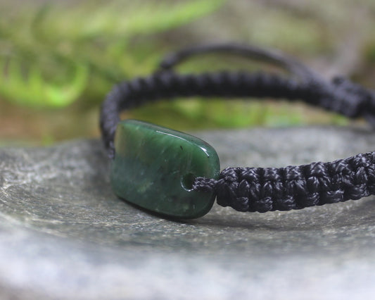 Adjustable cord bracelet with Kawakawa Pounamu