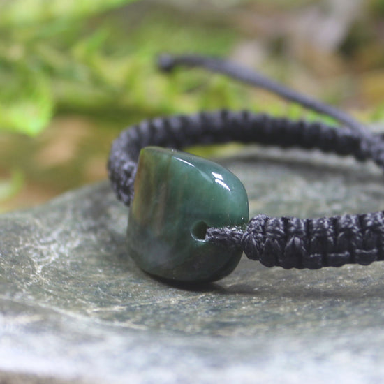 Adjustable cord bracelet with Inanga Pounamu