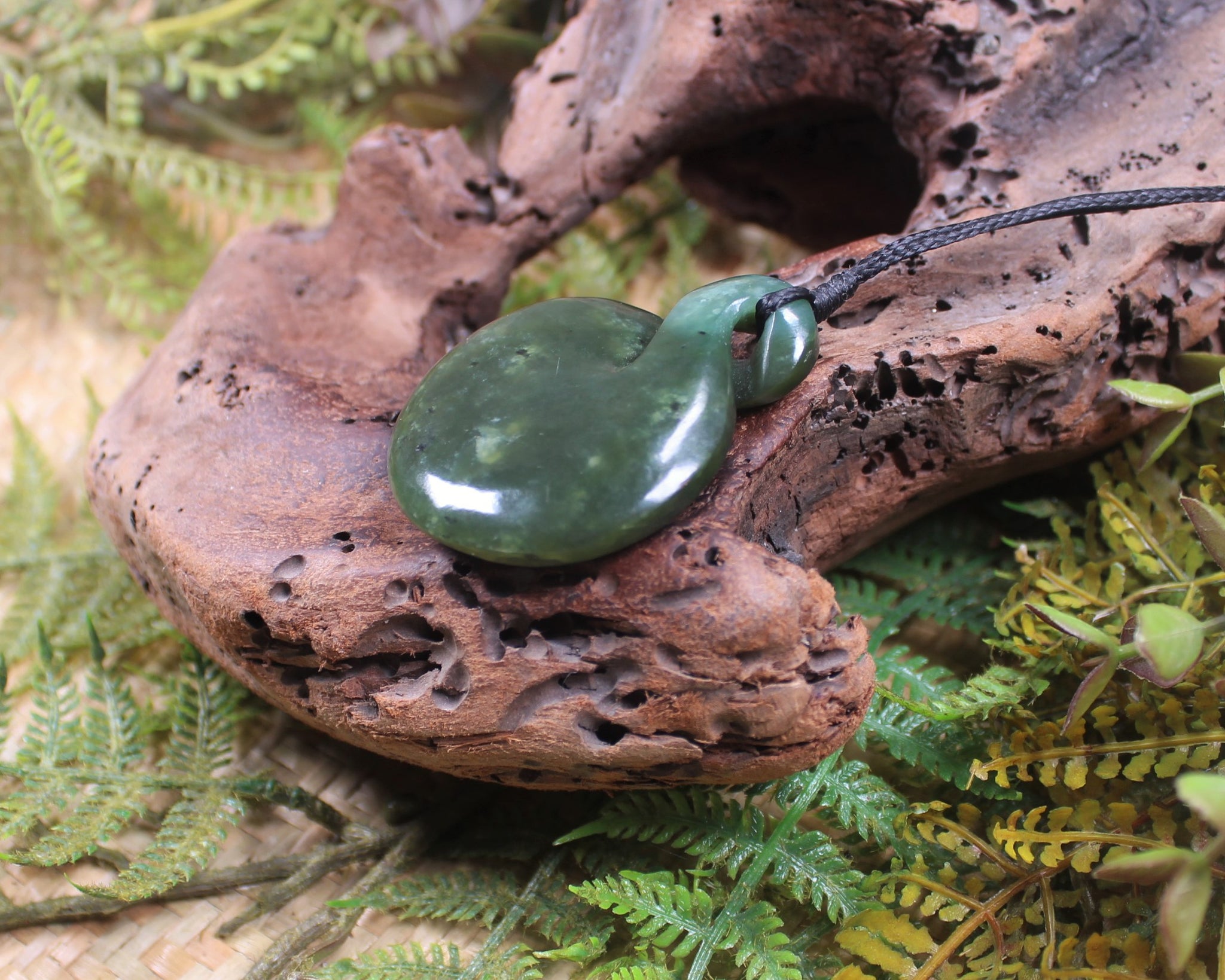 NZ Greenstone Medium Twist Pendant AC734 Rimu Pounamu