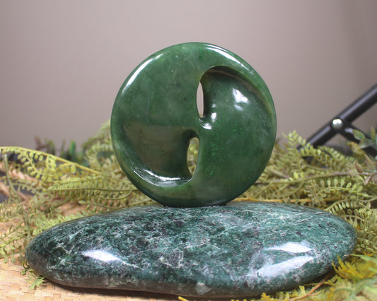 NZ Greenstone Porowhita with Twist Sculpture (BM738) Kawakawa Pounamu