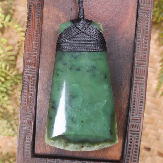 Hapopo Pounamu Toki - NZ Greenstone