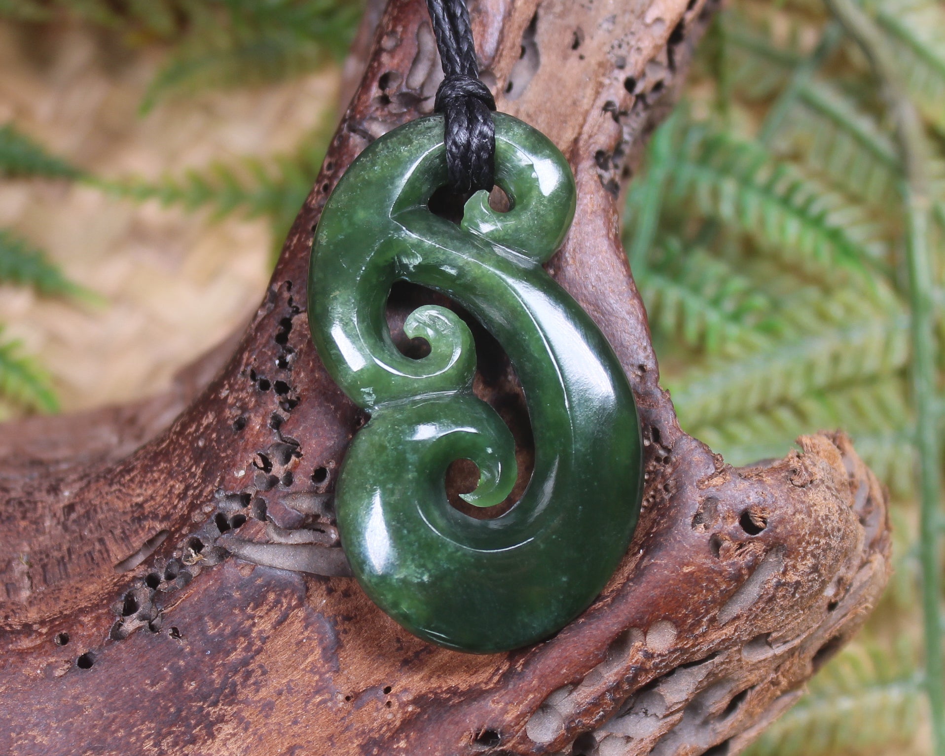 Hammerhead pendant carved from Kawakawa Pounamu - NZ Greenstone