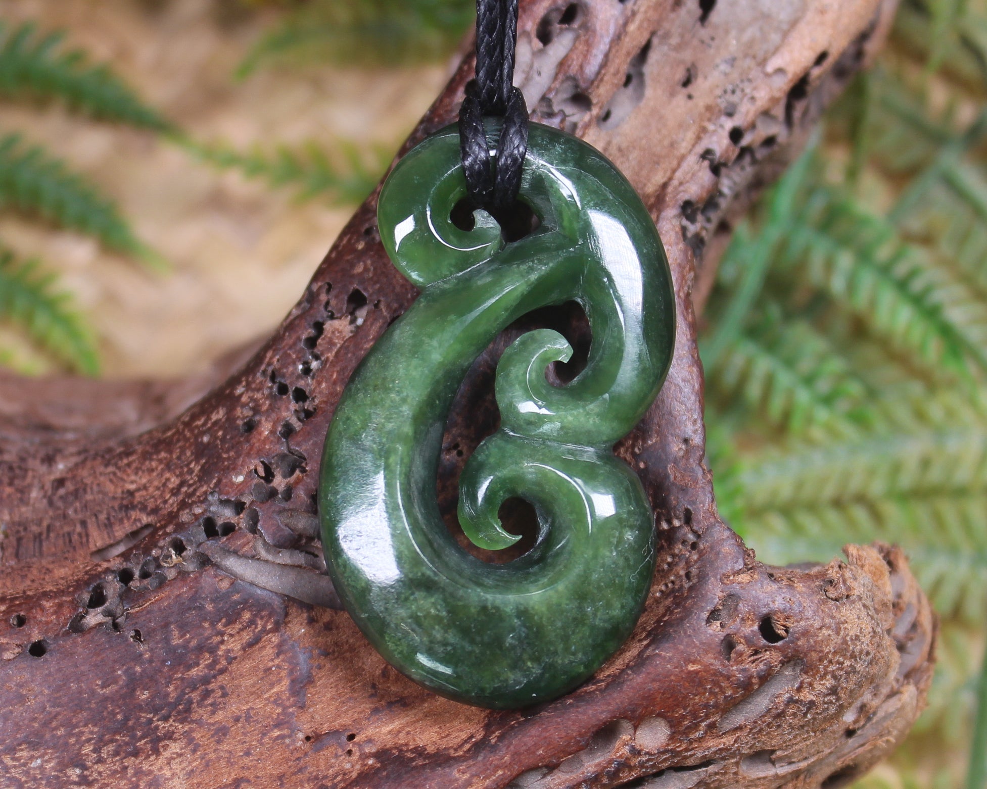 Hammerhead pendant carved from Kawakawa Pounamu - NZ Greenstone