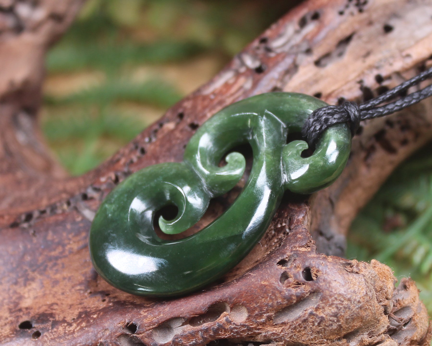 Hammerhead pendant carved from Kawakawa Pounamu - NZ Greenstone