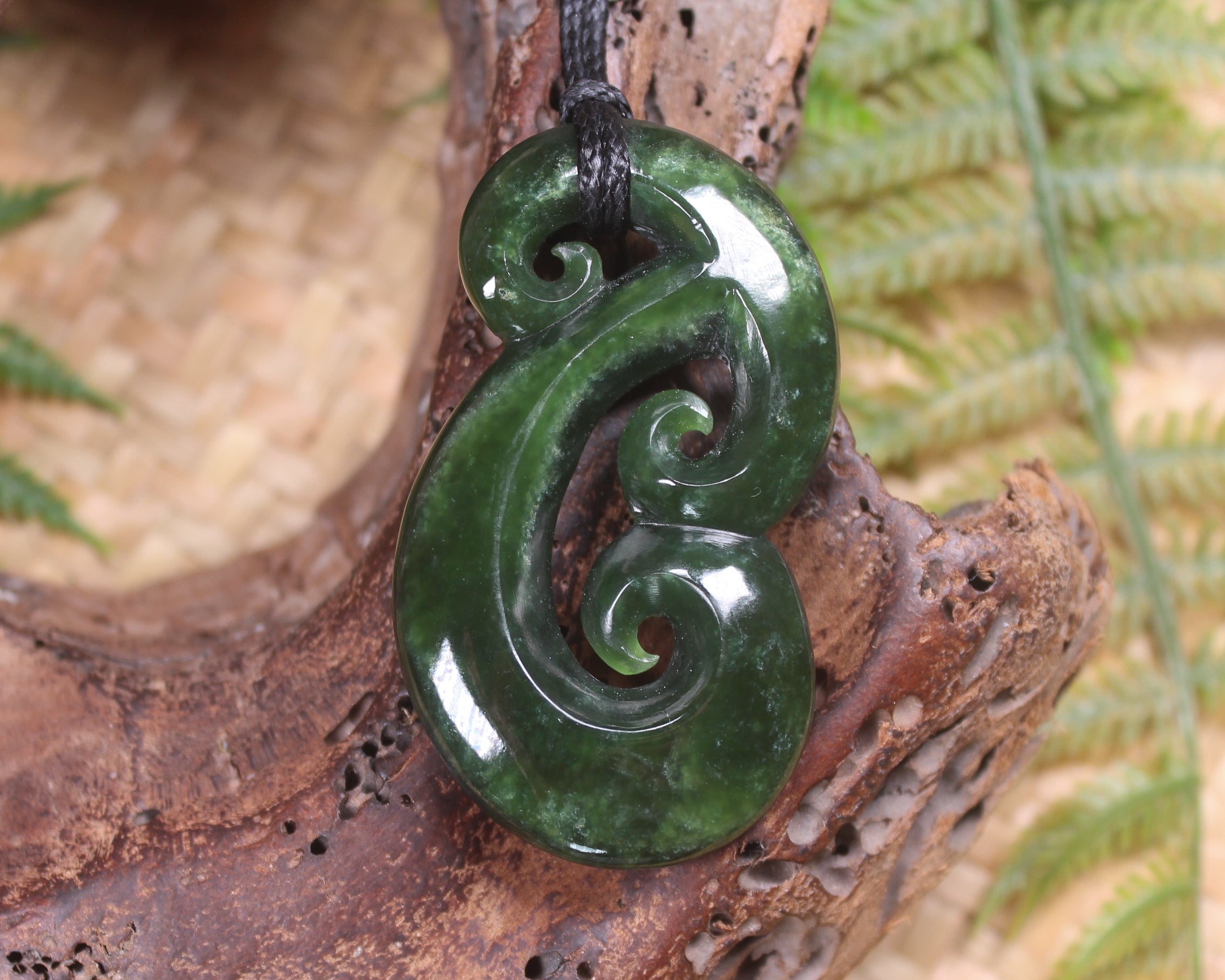 Hammerhead pendant carved from Kawakawa Pounamu - NZ Greenstone