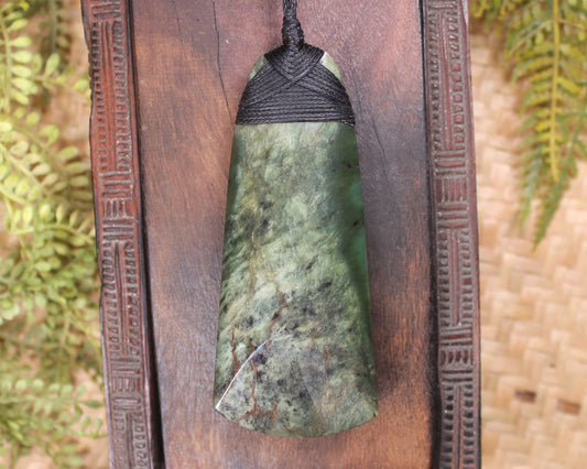 Hapopo Pounamu Toki - NZ Greenstone