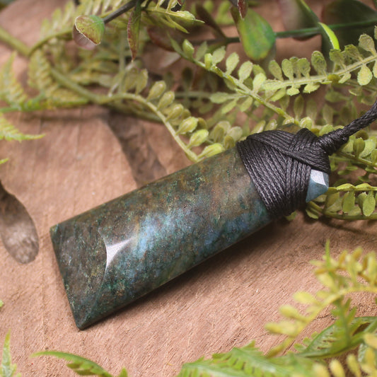 NZ Obay Stone Medium Toki Pendant (BW814)