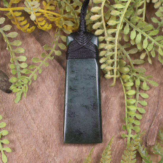 Rimu Pounamu Toki Pendant - NZ Greenstone