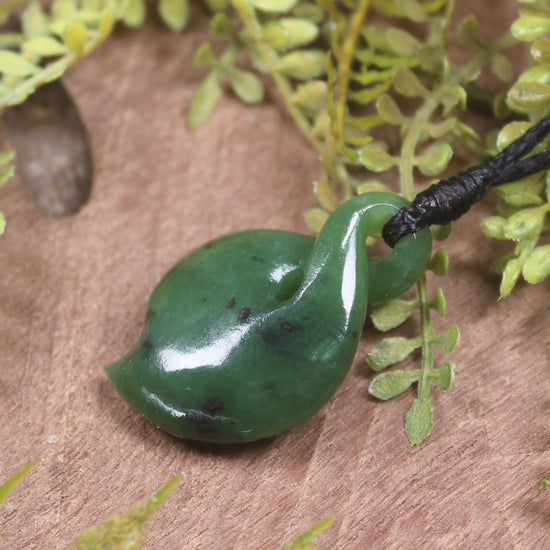 Twist or Pikorua carved from Hapopo Pounamu - NZ Greenstone