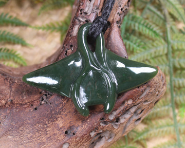NZ Greenstone Medium Stingray or Whai Pendant (BA838) Kawakawa Pounamu