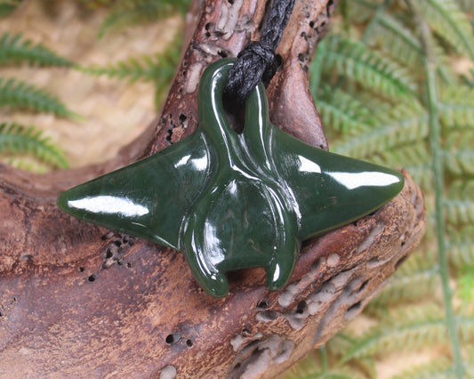 NZ Greenstone Medium Stingray or Whai Pendant (BA838) Kawakawa Pounamu