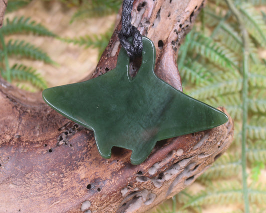 NZ Greenstone Medium Stingray or Whai Pendant (BA838) Kawakawa Pounamu