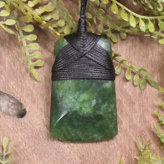 Kawakawa Pounamu Toki