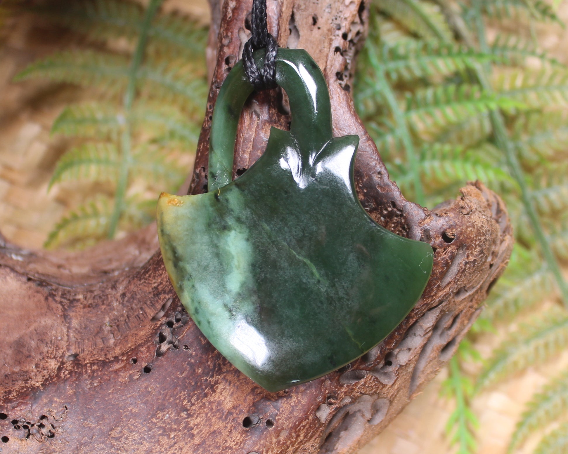 Stingray or Whai carved from Flower Jade Pounamu - NZ Greenstone