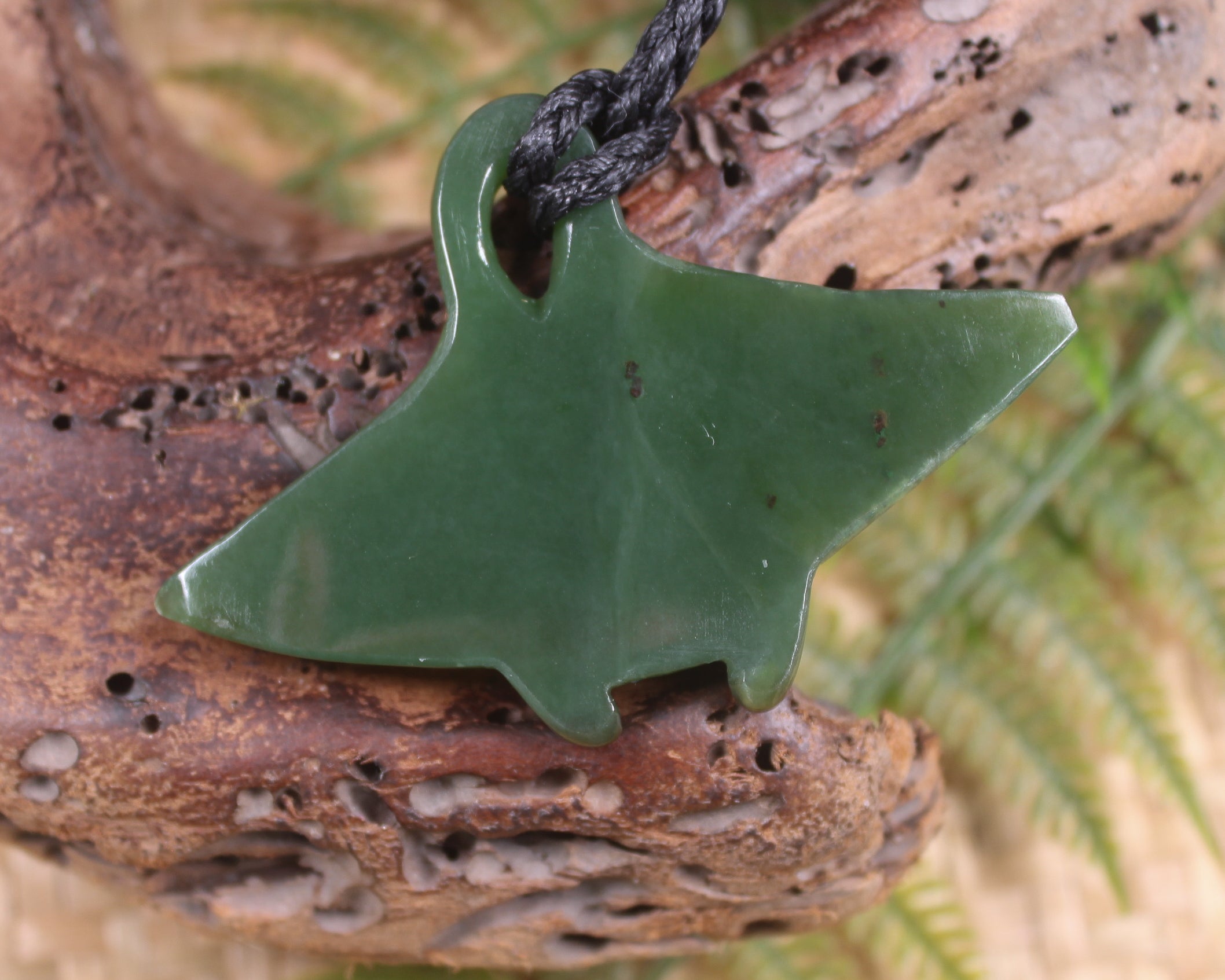 NZ Greenstone Medium Stingray or Whai Pendant (BA839) Kawakawa Pounamu