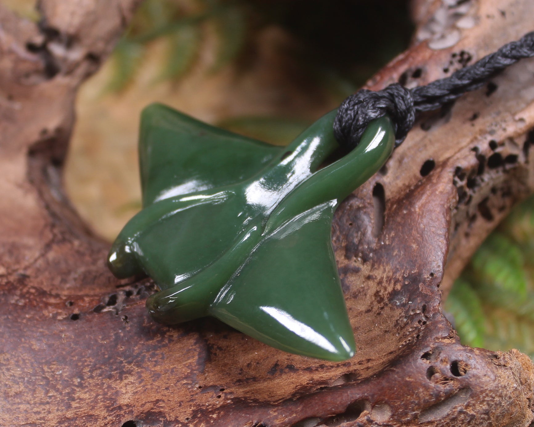 NZ Greenstone Medium Stingray or Whai Pendant (BA839) Kawakawa Pounamu