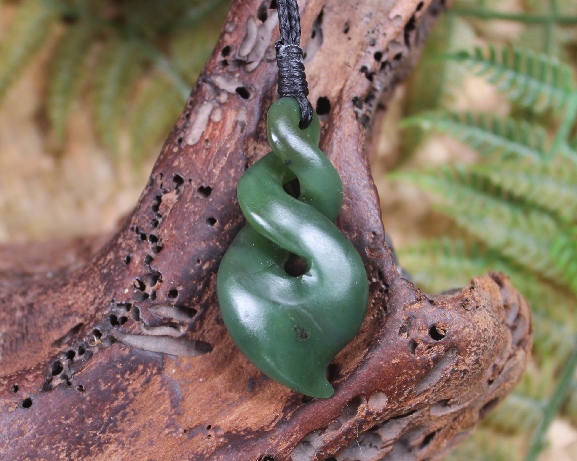 Twist or Pikorua carved from Hapopo Pounamu - NZ Greenstone