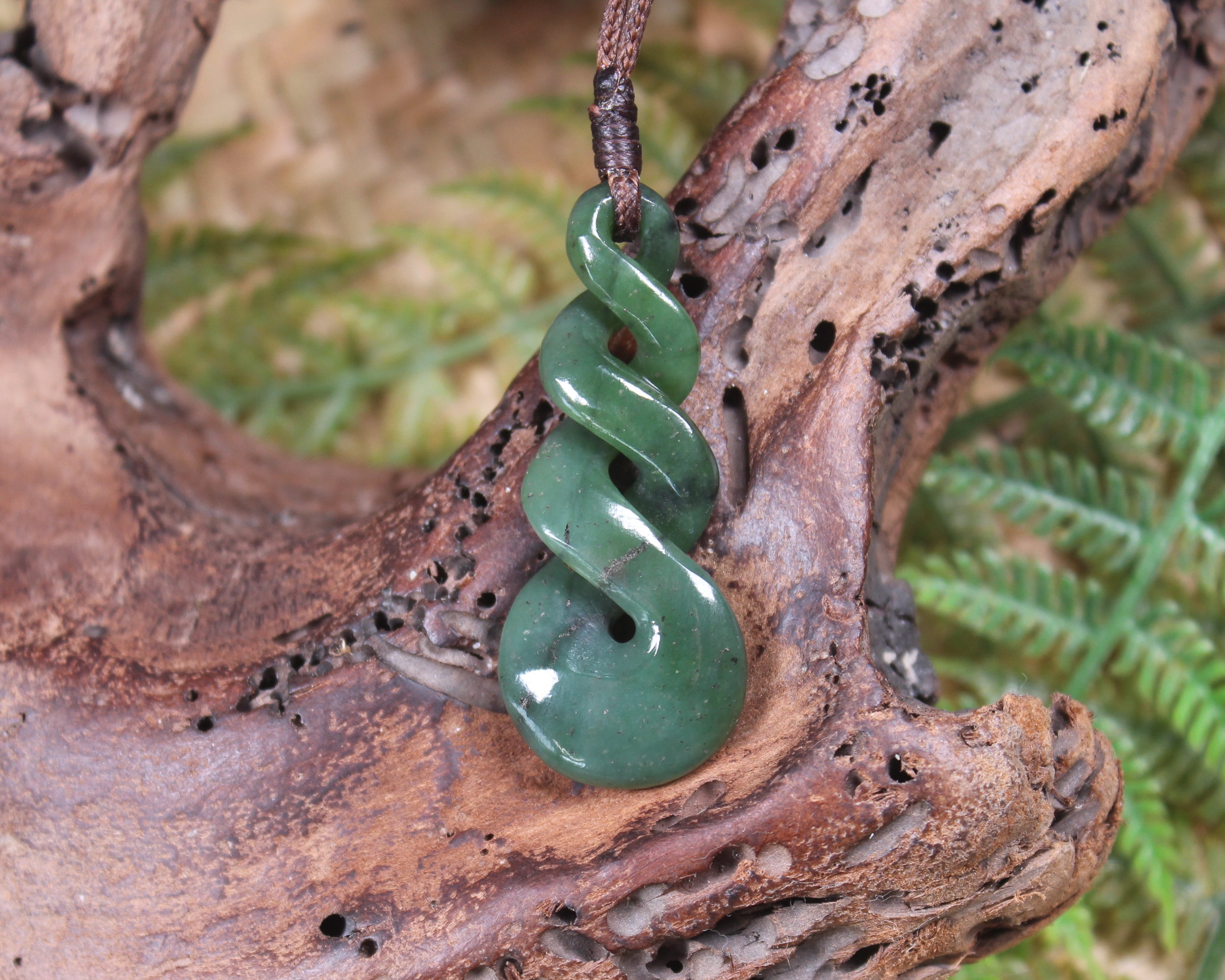 Twist or Pikorua carved from Hapopo Pounamu - NZ Greenstone