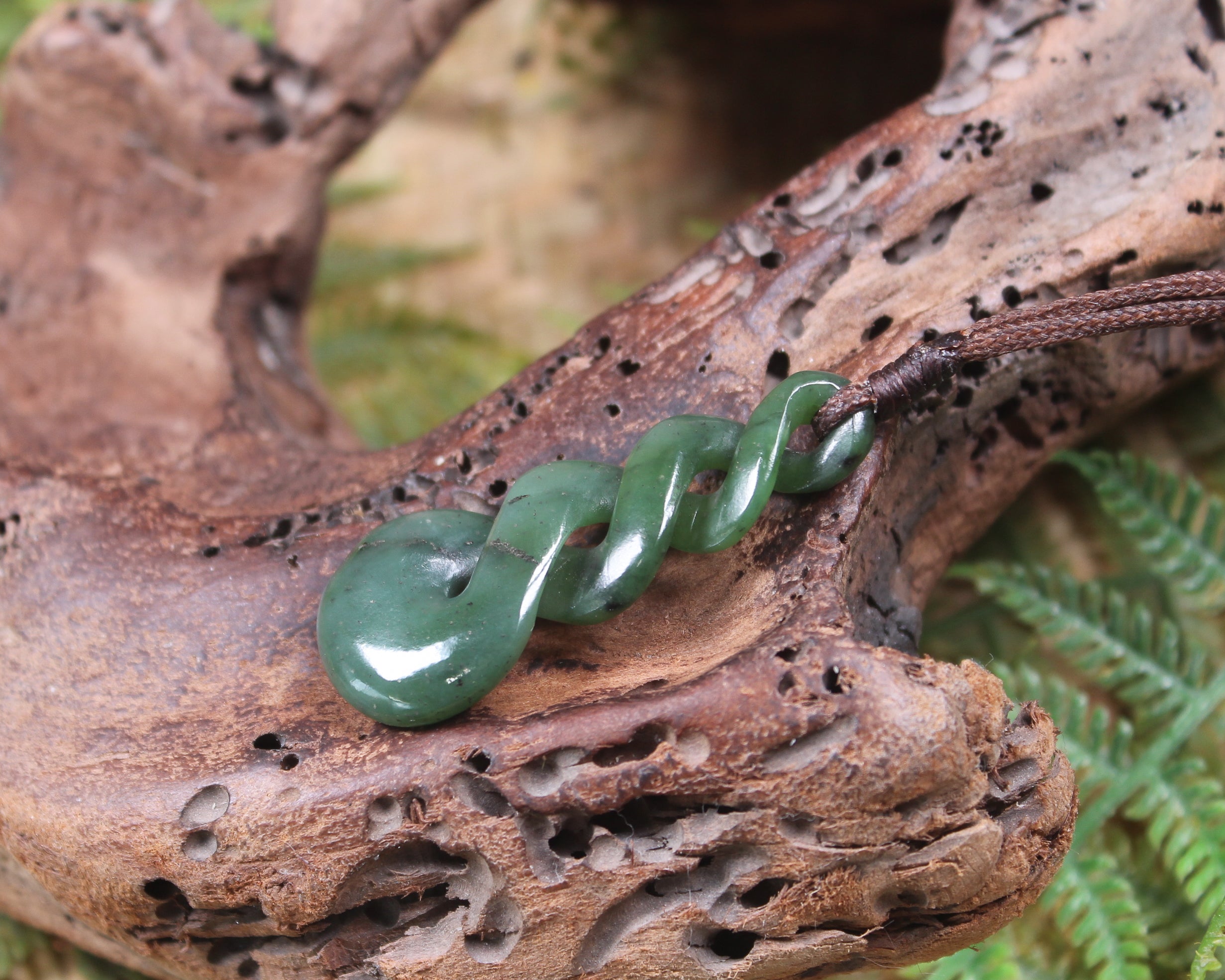 Twist or Pikorua carved from Hapopo Pounamu - NZ Greenstone