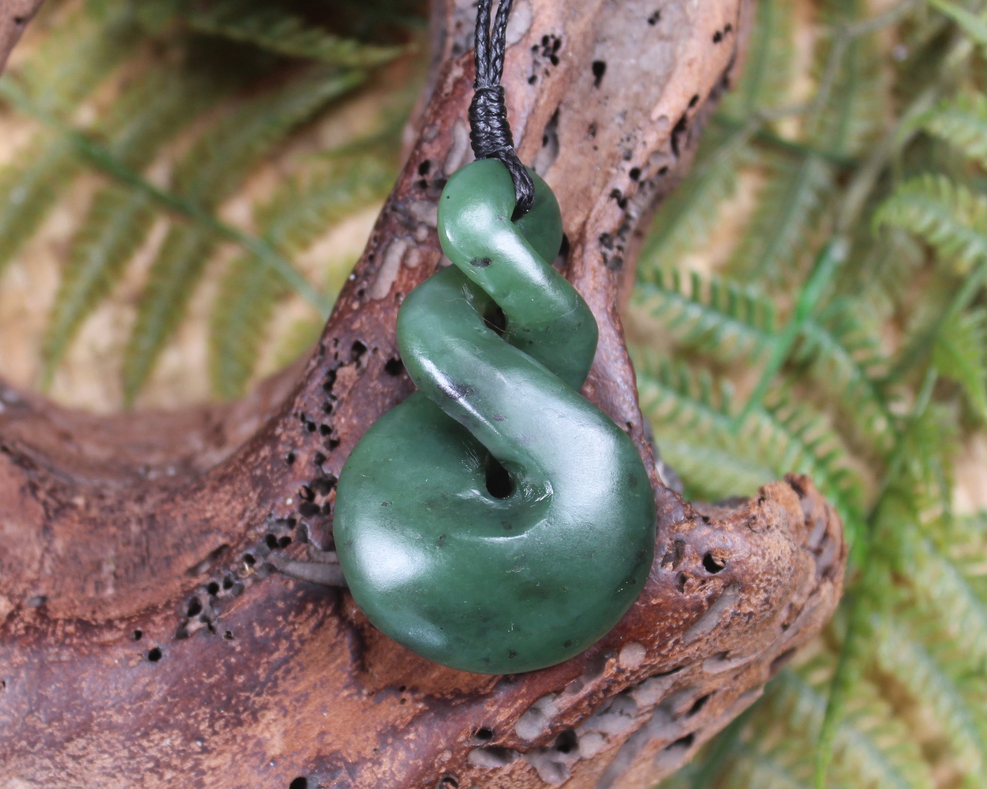 Twist or Pikorua carved from Hapopo Pounamu - NZ Greenstone