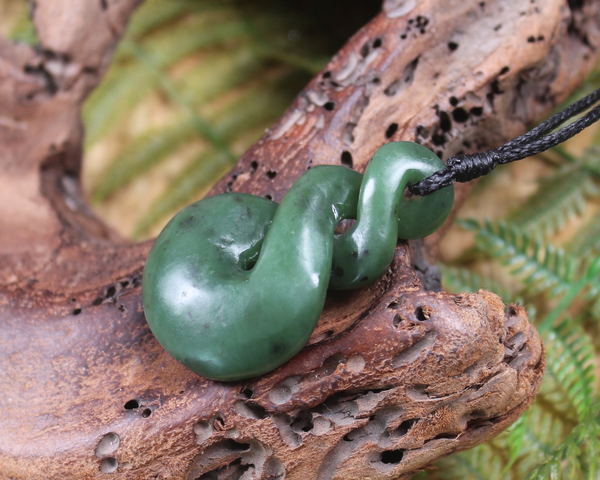 Twist or Pikorua carved from Hapopo Pounamu - NZ Greenstone