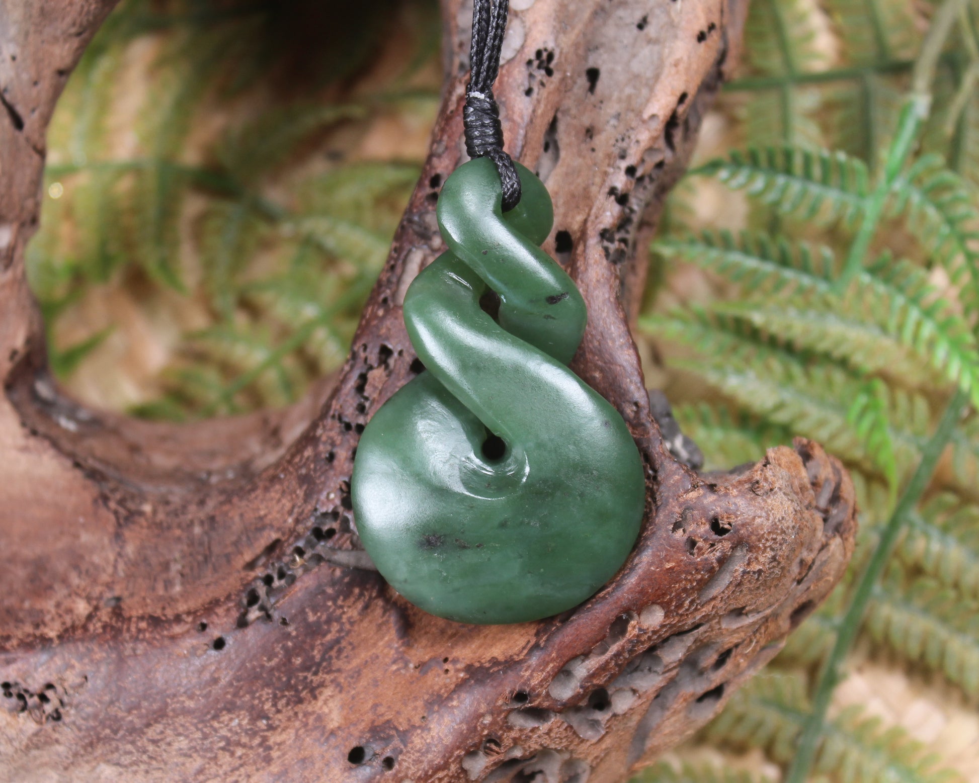 Twist or Pikorua carved from Hapopo Pounamu - NZ Greenstone