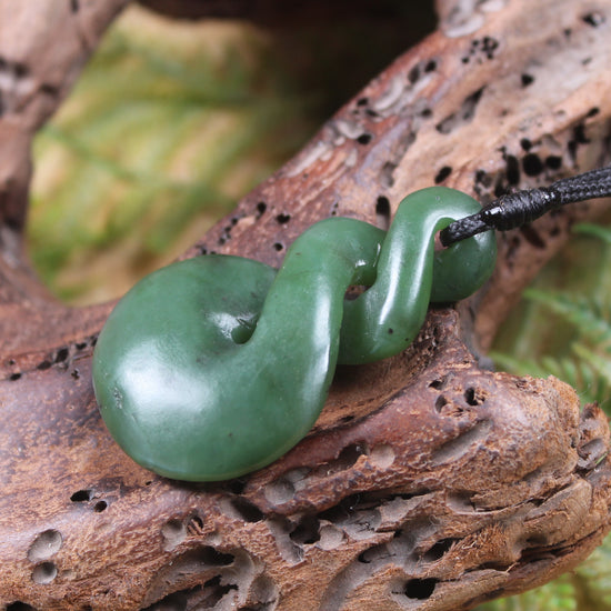 Twist or Pikorua carved from Hapopo Pounamu - NZ Greenstone