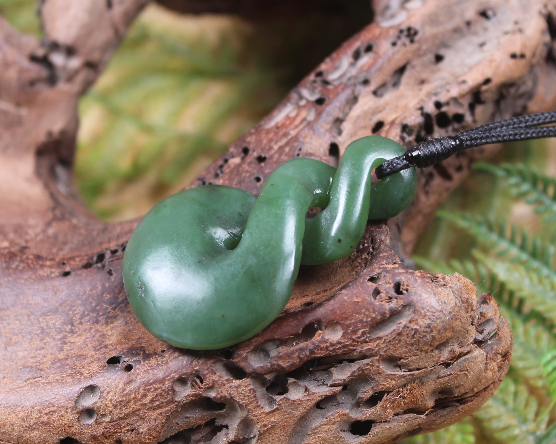 Twist or Pikorua carved from Hapopo Pounamu - NZ Greenstone