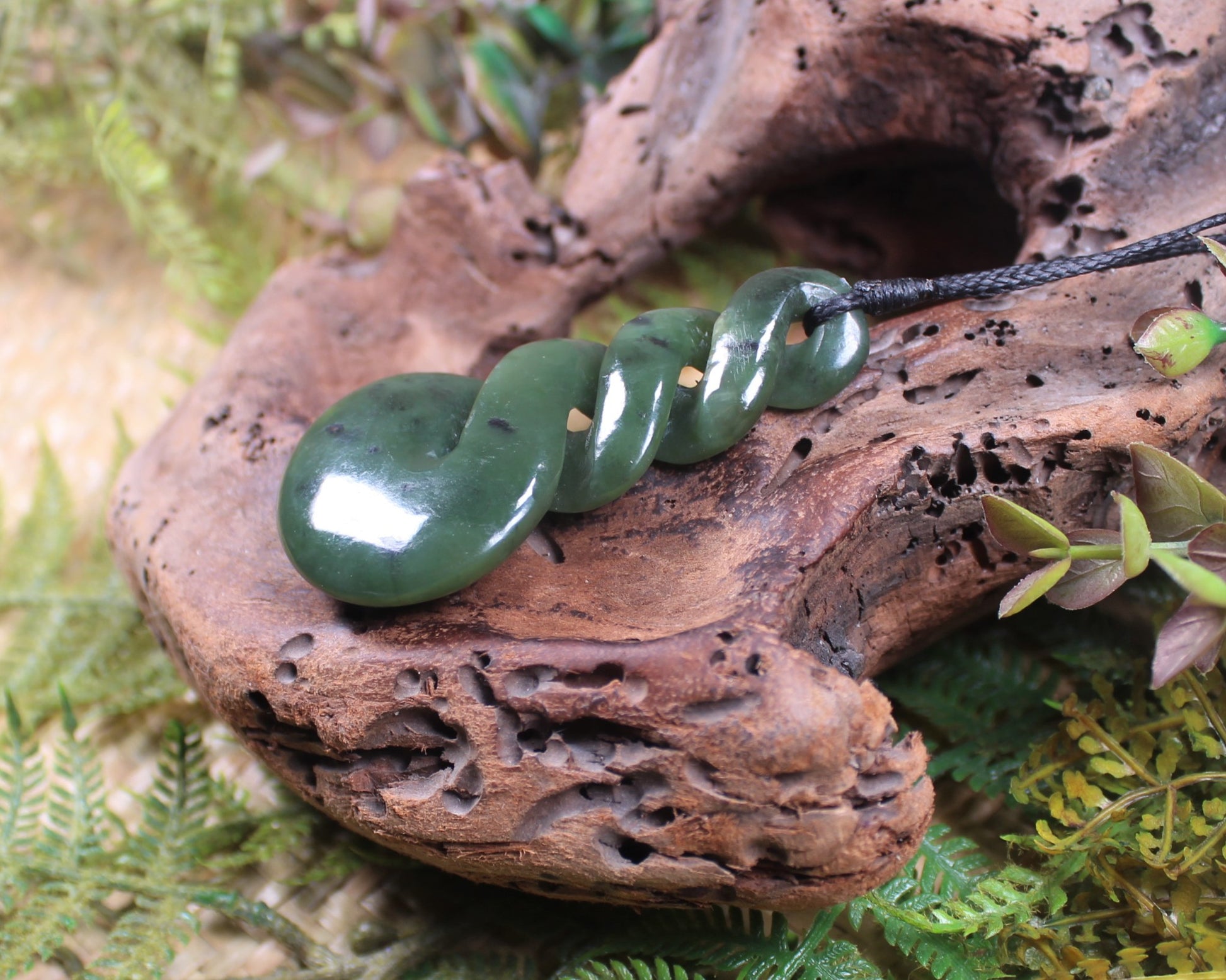 Twist or Pikorua carved from Rimu Pounamu - NZ Greenstone