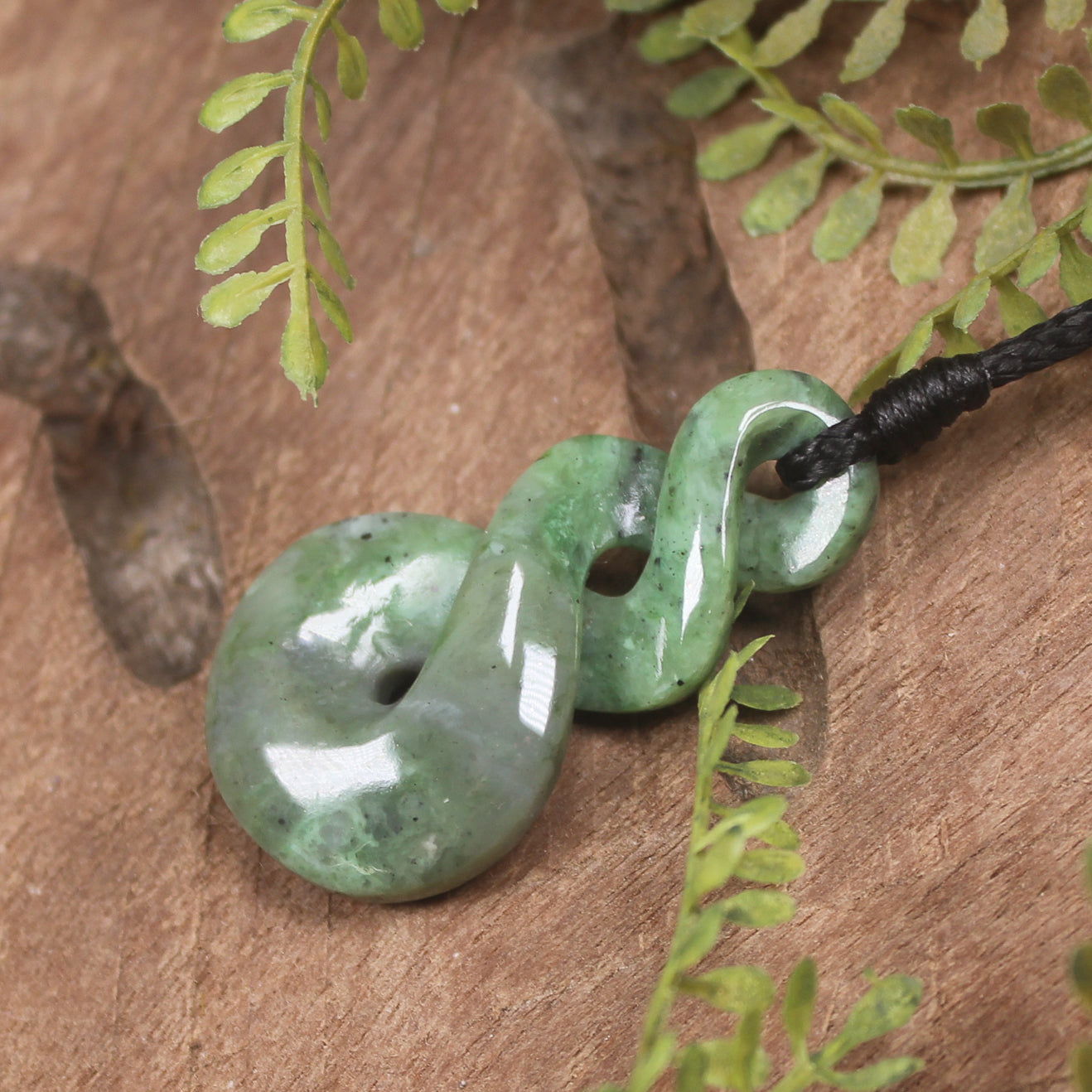 Twist or Pikorua carved from Hapopo Pounamu - NZ Greenstone