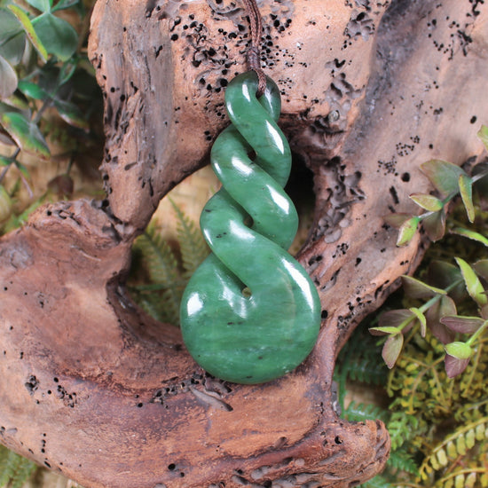 Twist or Pikorua carved from Hapopo Pounamu - NZ Greenstone