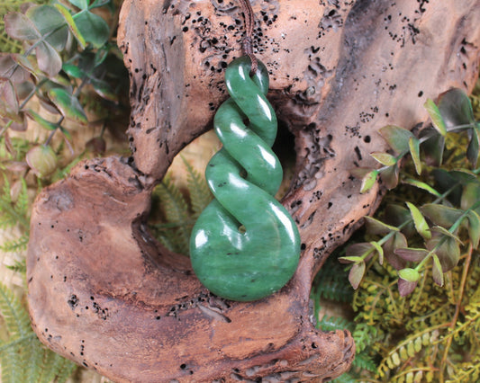 Twist or Pikorua carved from Hapopo Pounamu - NZ Greenstone