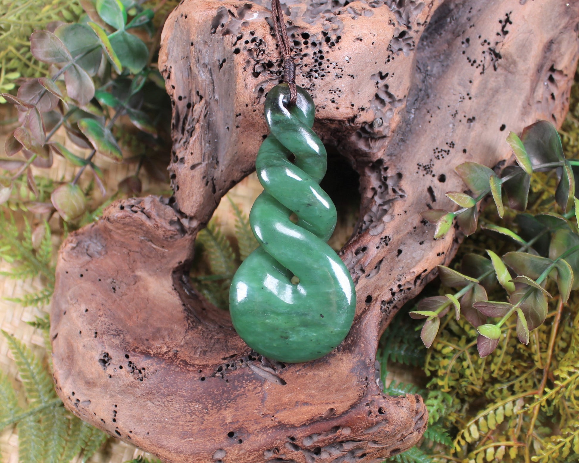 Twist or Pikorua carved from Hapopo Pounamu - NZ Greenstone