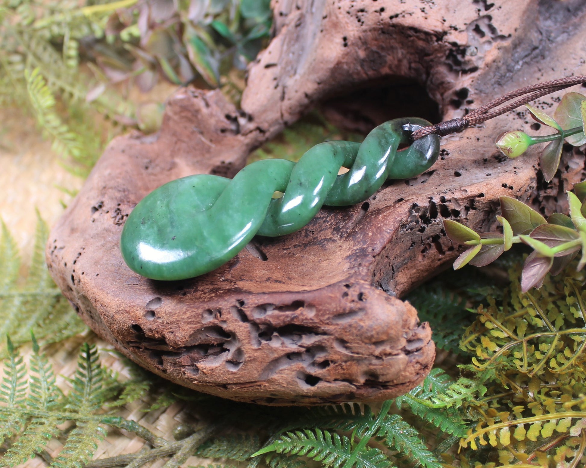Twist or Pikorua carved from Hapopo Pounamu - NZ Greenstone