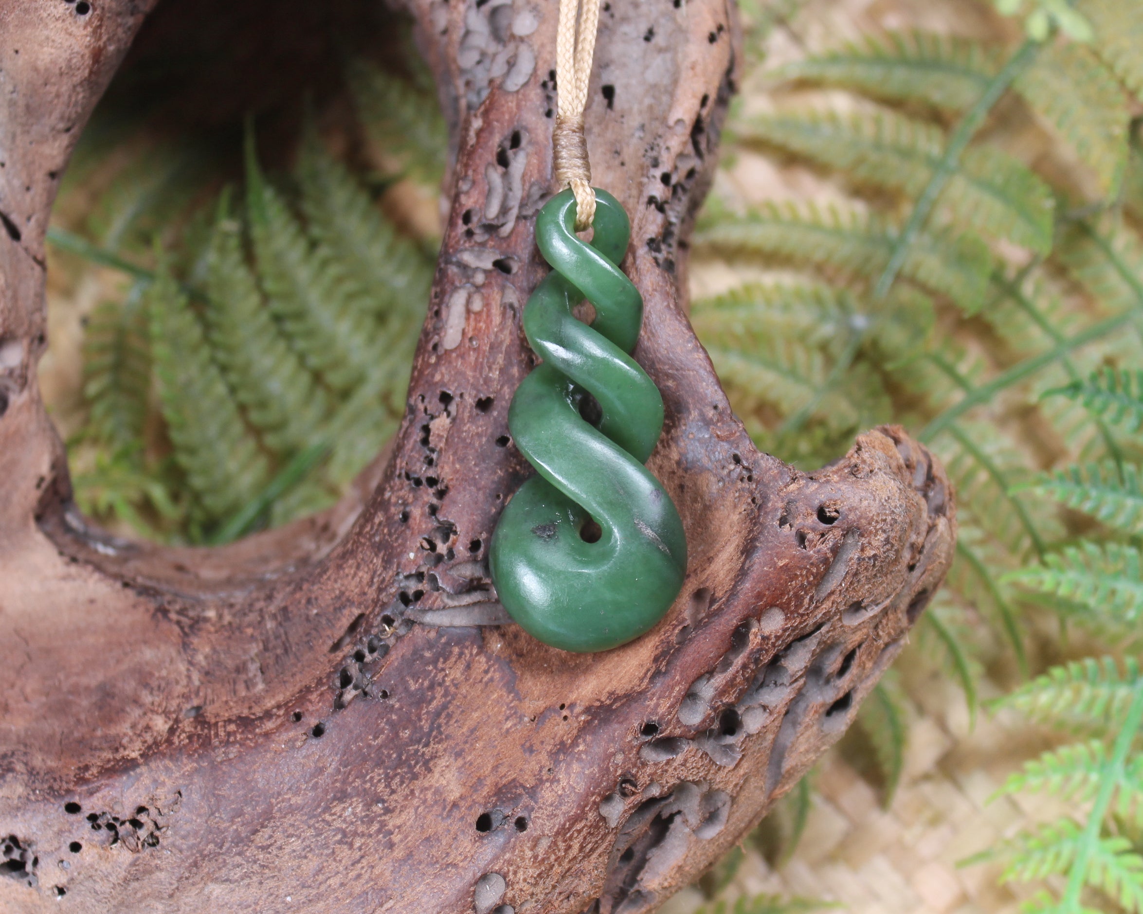 Twist or Pikorua carved from Hapopo Pounamu - NZ Greenstone