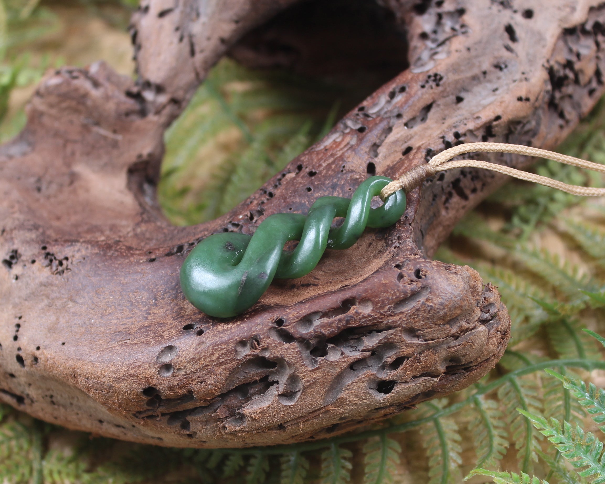 Twist or Pikorua carved from Hapopo Pounamu - NZ Greenstone