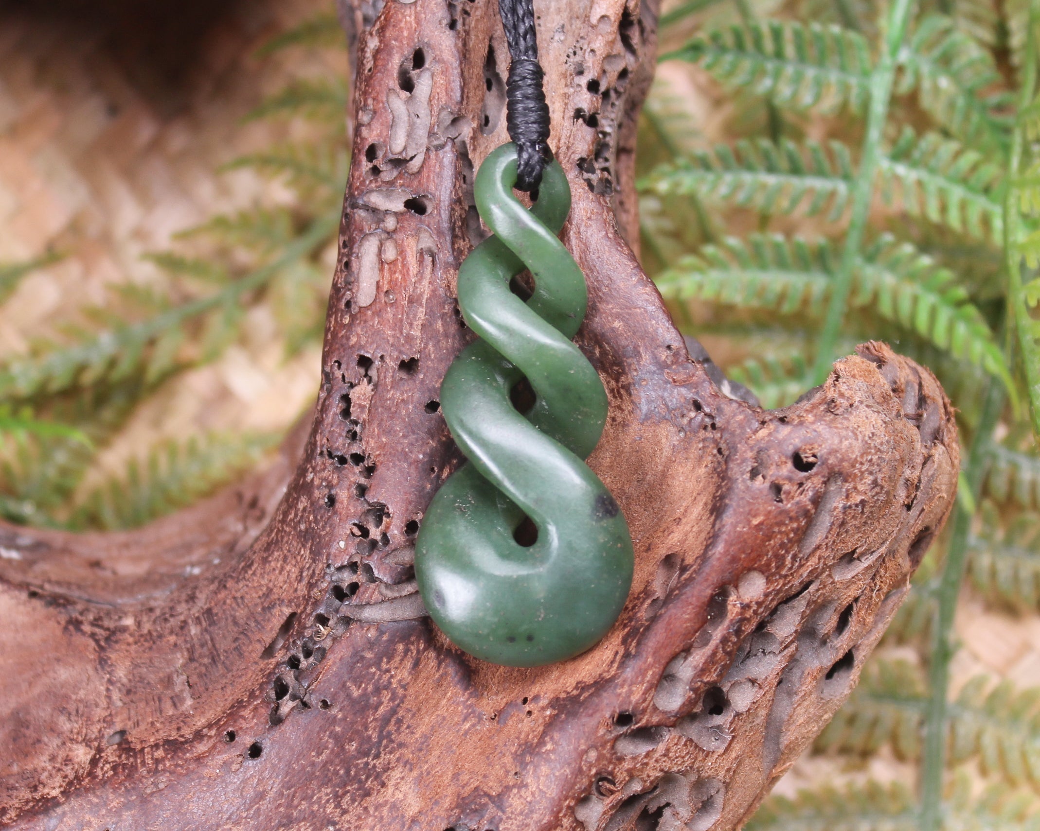 Twist or Pikorua carved from Hapopo Pounamu - NZ Greenstone