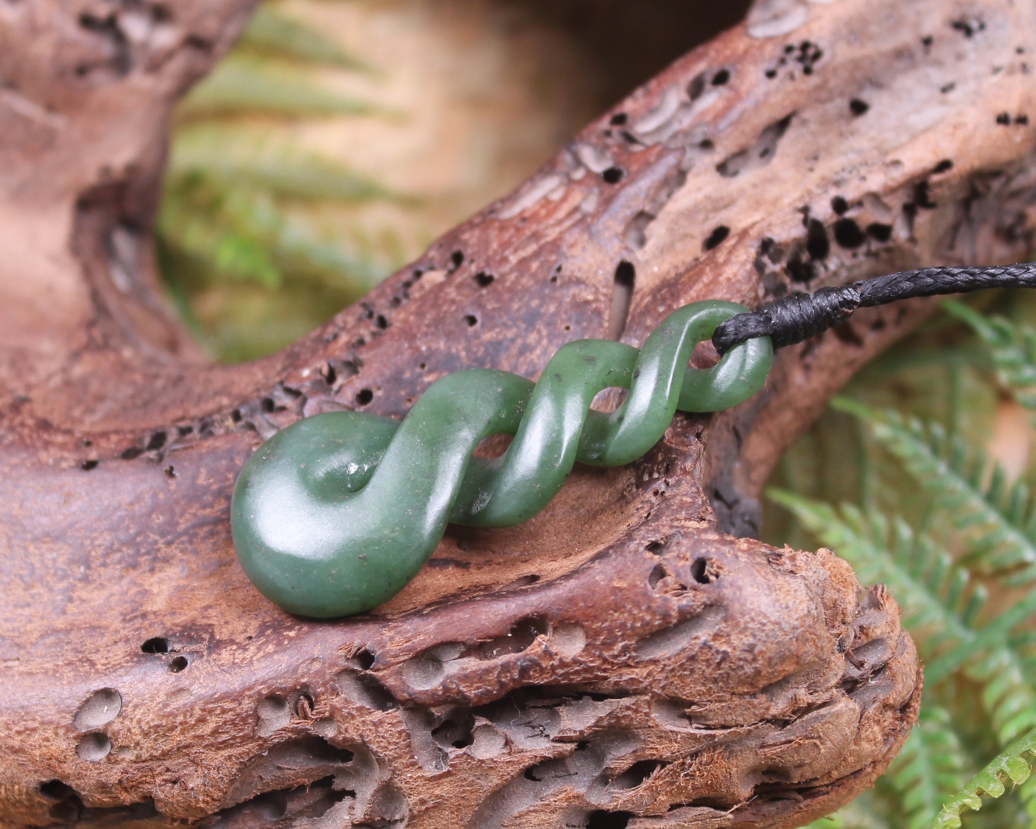 Twist or Pikorua carved from Hapopo Pounamu - NZ Greenstone