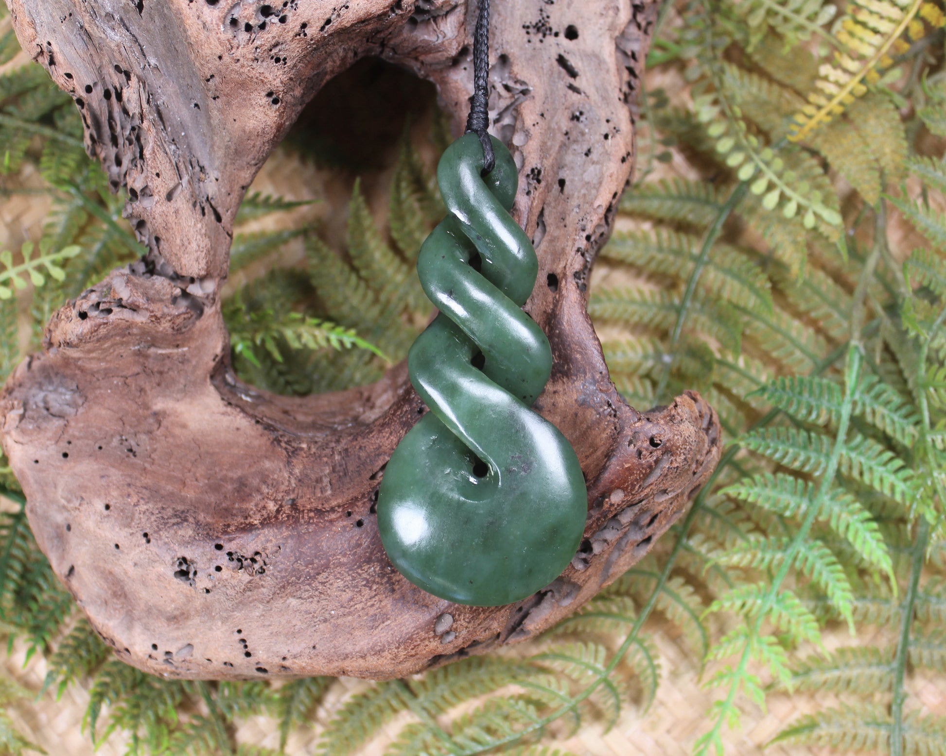 Twist or Pikorua carved from Hapopo Pounamu - NZ Greenstone