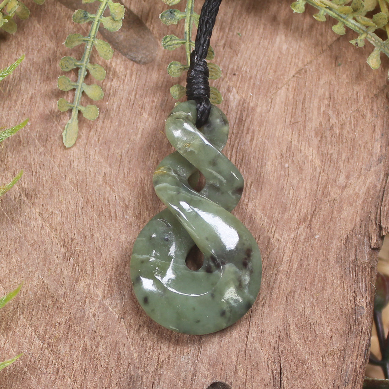 Twist or Pikorua carved from Hapopo Pounamu - NZ Greenstone