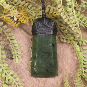 Rimu Pounamu Toki Pendant - NZ Greenstone