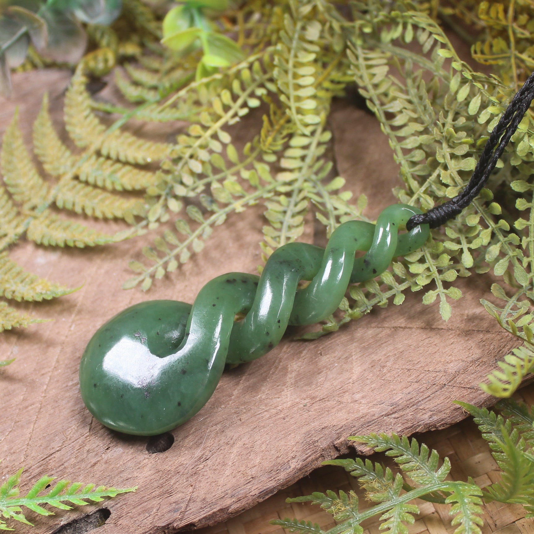 Twist or Pikorua carved from Hapopo Pounamu - NZ Greenstone