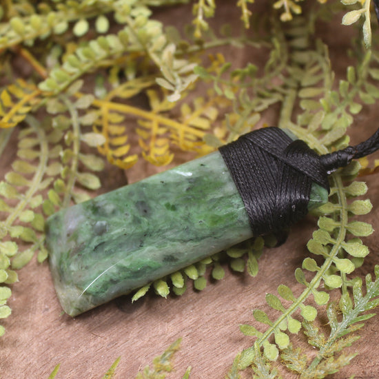 Hapopo Pounamu Toki - NZ Greenstone
