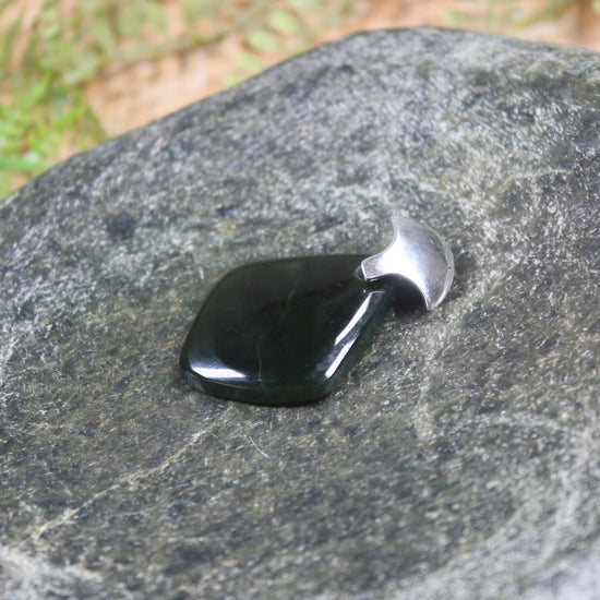 Kawakawa Pounamu pendant set in Sterling Silver - NZ Greenstone