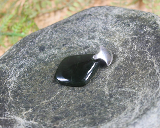 Kawakawa Pounamu pendant set in Sterling Silver - NZ Greenstone