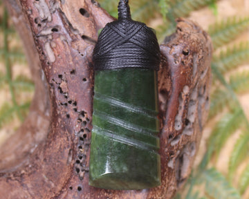 NZ Greenstone Small Toki Pendant (BE937) Kawakawa Pounamu