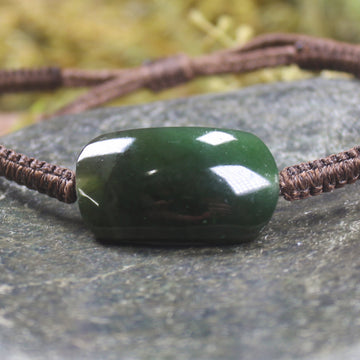 Adjustable cord bracelet with Kawakawa Pounamu