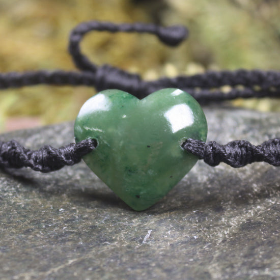 Adjustable cord bracelet with Kawakawa Pounamu