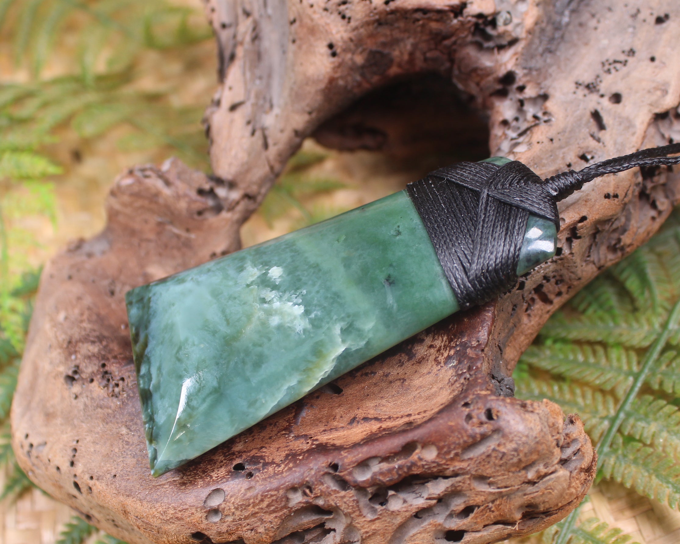 Toki or Adze Pendant carved from Inanga Pounamu - NZ Greenstone