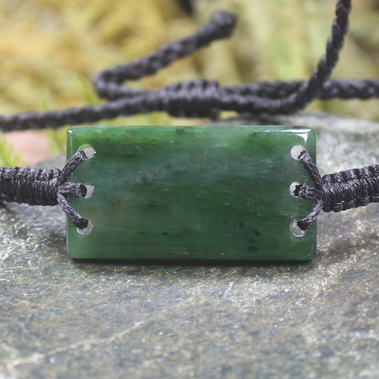 Adjustable cord bracelet with Kawakawa Pounamu